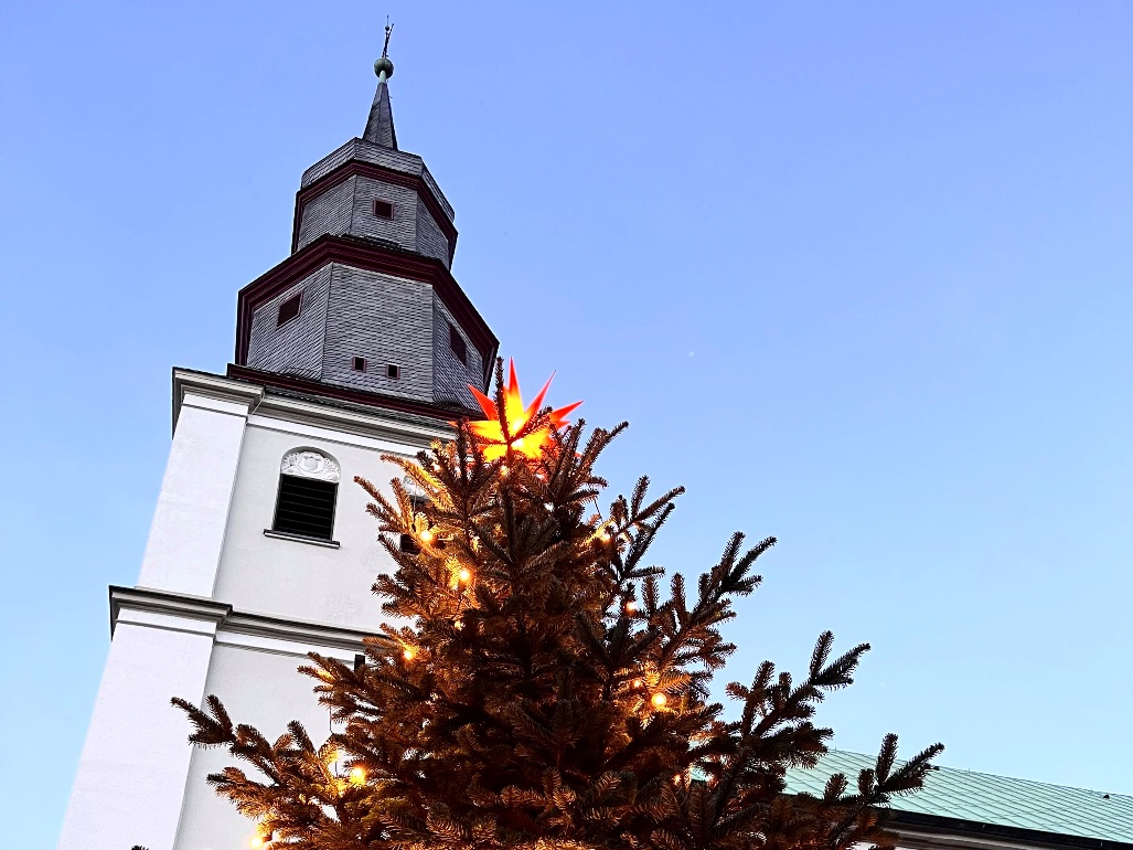 Weihnachtsbaum an der Jugendkirche